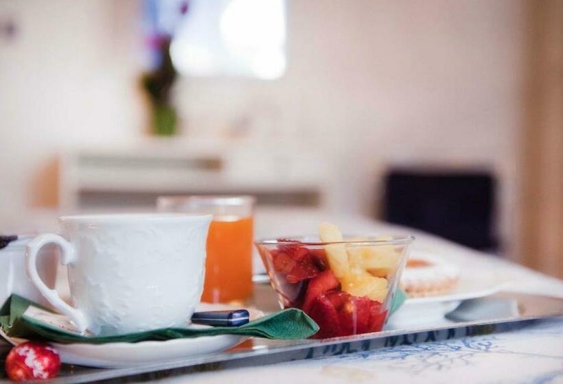 اتاق استاندارد, A Due Passi