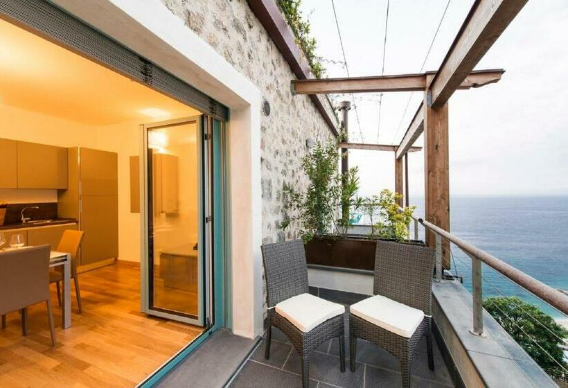 דירת חדר עם נוף לים ומרפסת, Dominio Mare Resort & Spa