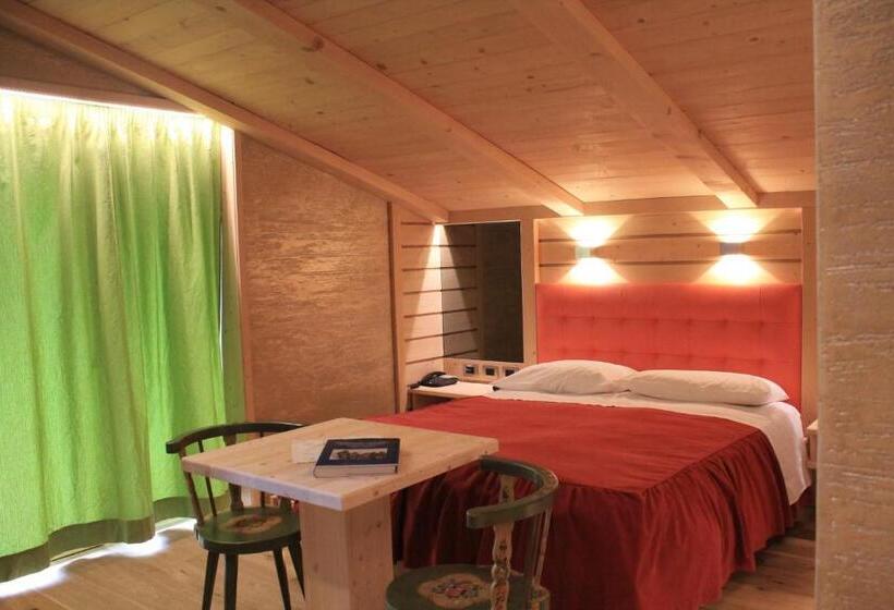 可观山景的小型套房, Albergo Chalet Lago Antorno