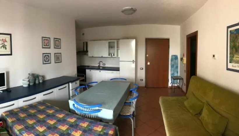 Huoneisto 2 Makuuhuonetta, Ristorante Hotel Lucia   100 Mt Dal Mare