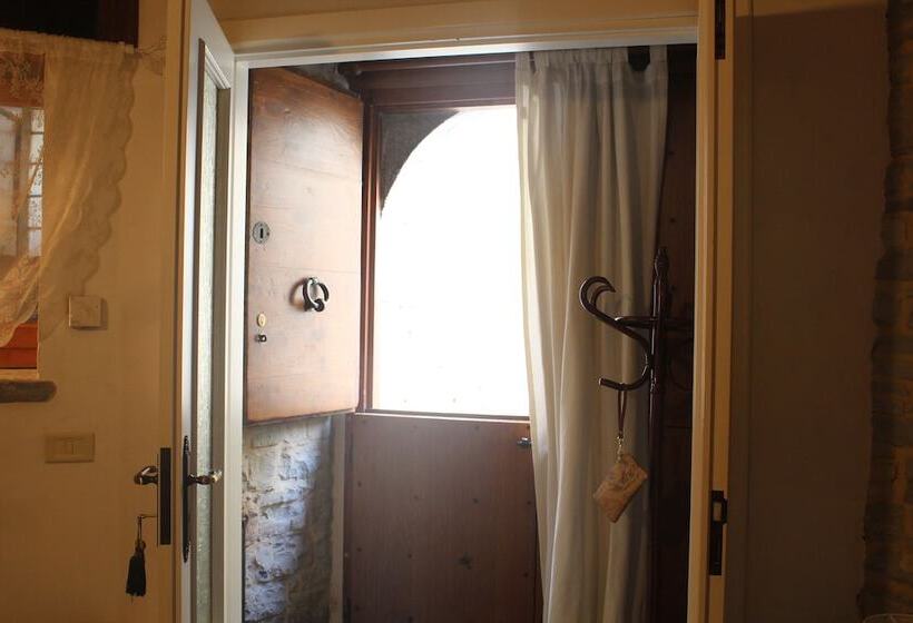 شقة غرفة واحدة, Il Tomolo