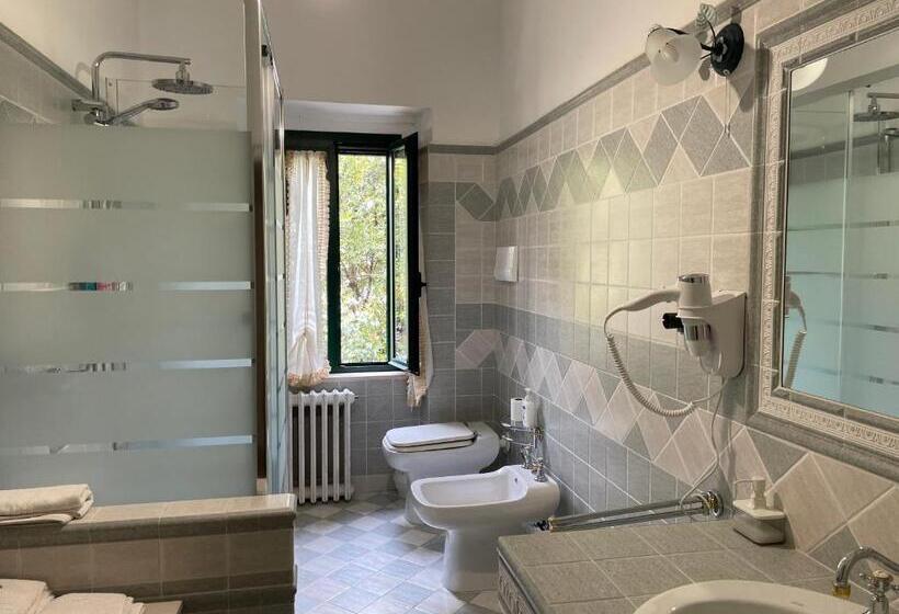 غرفة قياسية رباعية, Villa Berghella