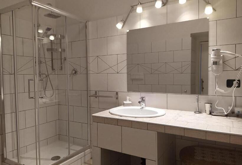 غرفة قياسية ثلاثية, Villa Berghella