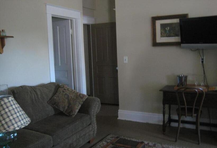 스위트, Backwoods Bed And Bath