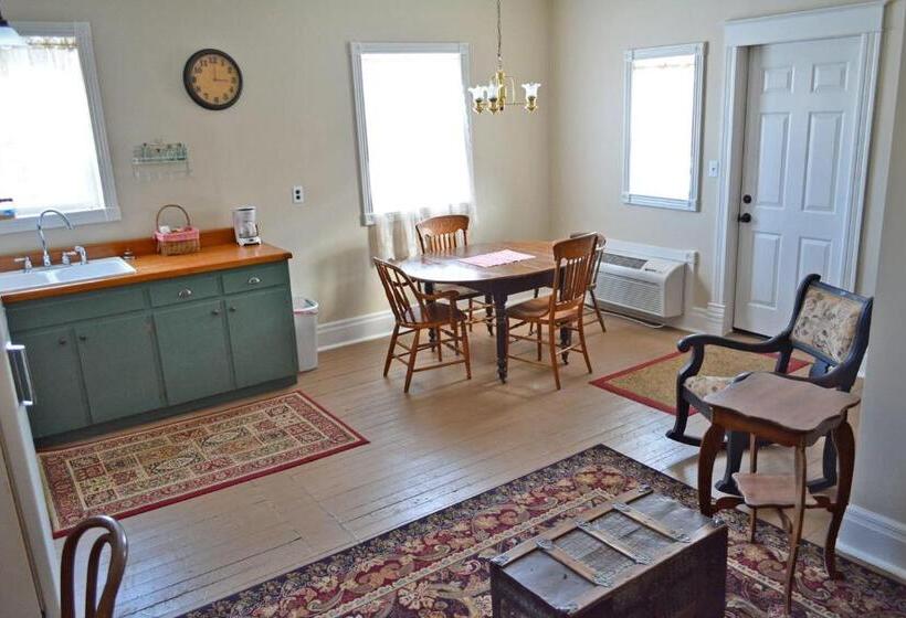 스위트, Backwoods Bed And Bath