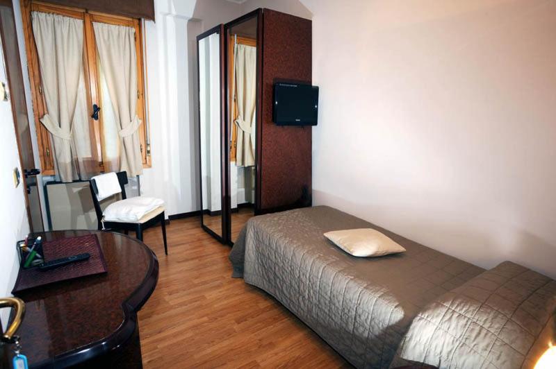 חדר סטנדרט לשלושה, Drake