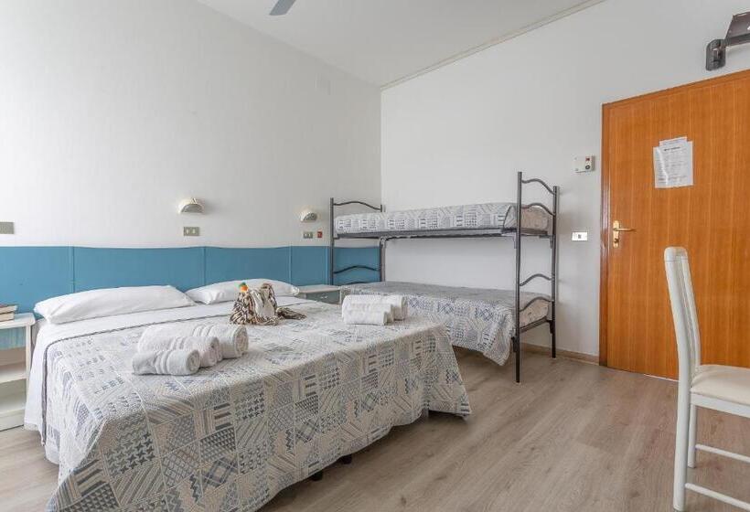 Habitació Triple Estàndard, Lucerna