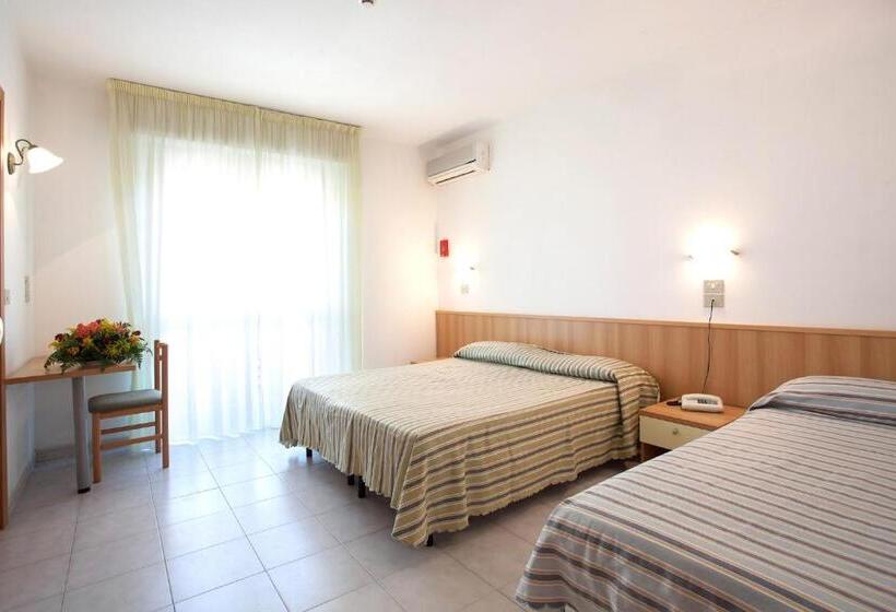 חדר סטנדרט לשלושה, Nel Pineto