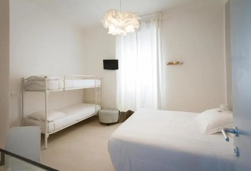 Standard Neljän Hengen Huone, Spot Varazze