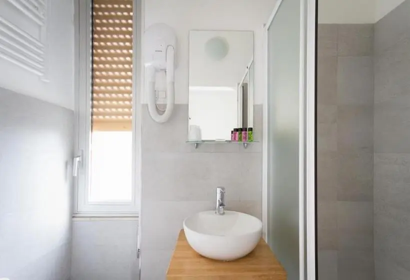 Standard Kolmen Hengen Huone, Spot Varazze