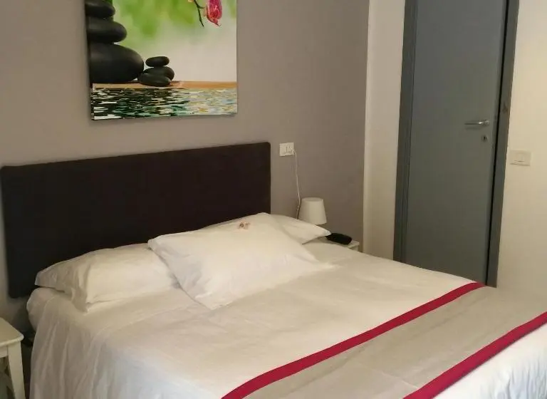 Standard Kolmen Hengen Huone, Spot Varazze