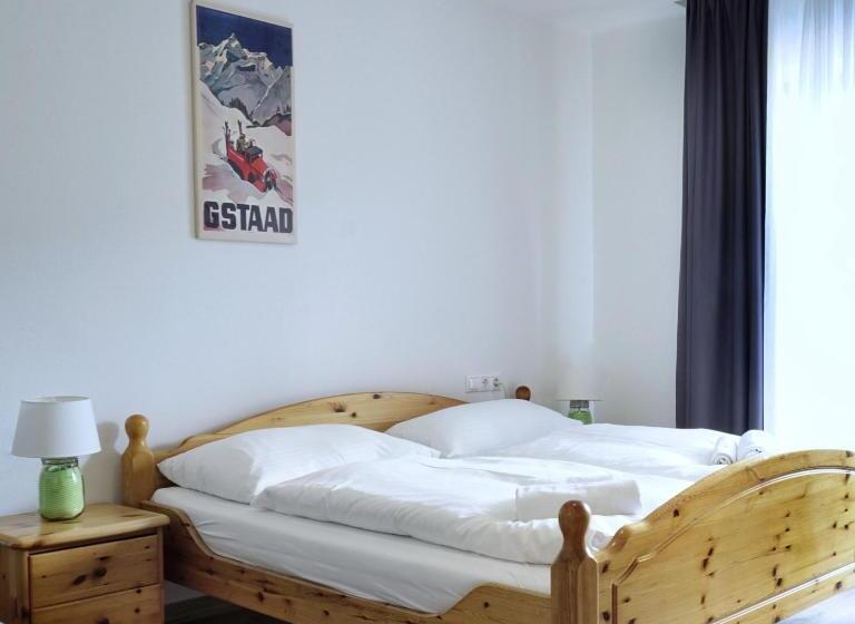 غرفة قياسية ثلاثية مزودة بشرفة, Stierer