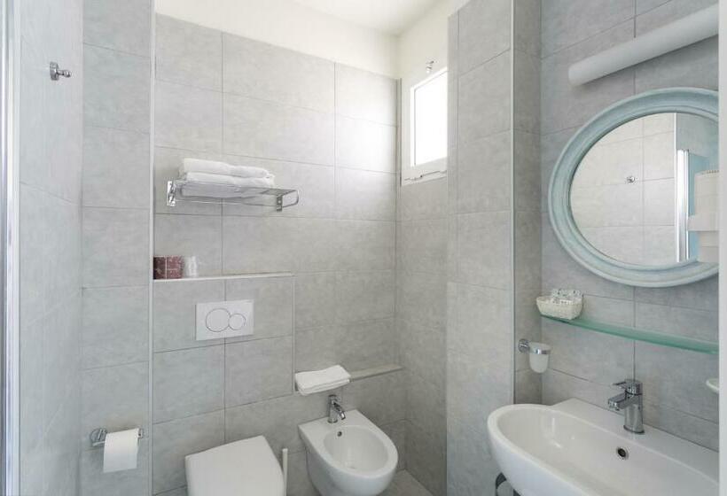 غرفة سوبيريور مطلّة علي البحر, Ambasciatori Hotel   Beach Front  Breakfast Xxl & Brunch Until 12 30pm