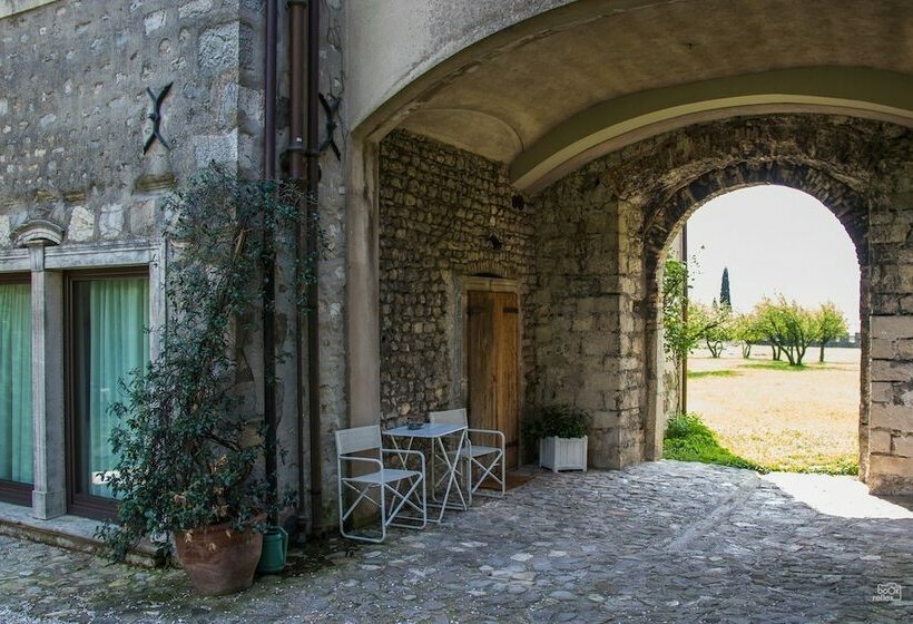 スイート, Castrum Di Serravalle