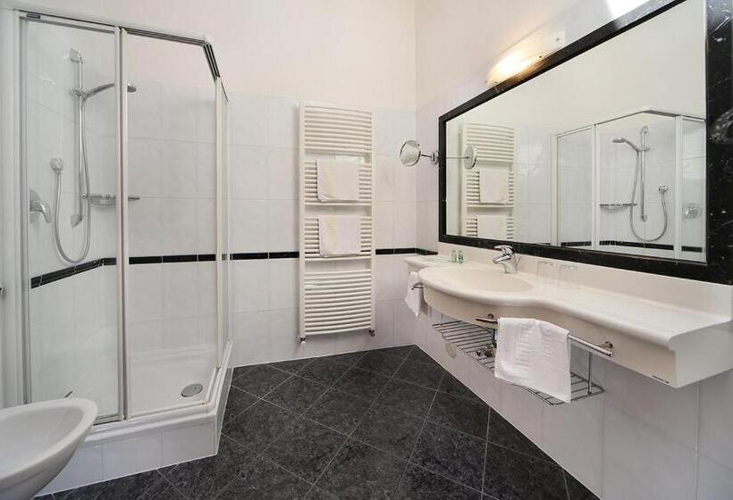 جناح جونيور مطل على الحديقة, Boutique Hotel Ballguthof Am Golfplatz