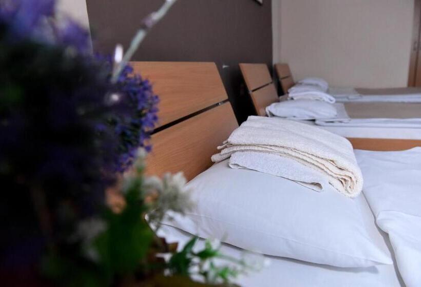 اتاق استاندارد سه نفره, Milkaza