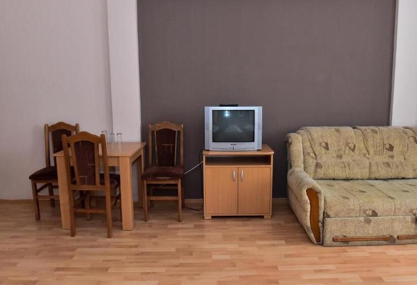 اتاق استاندارد سه نفره, Milkaza