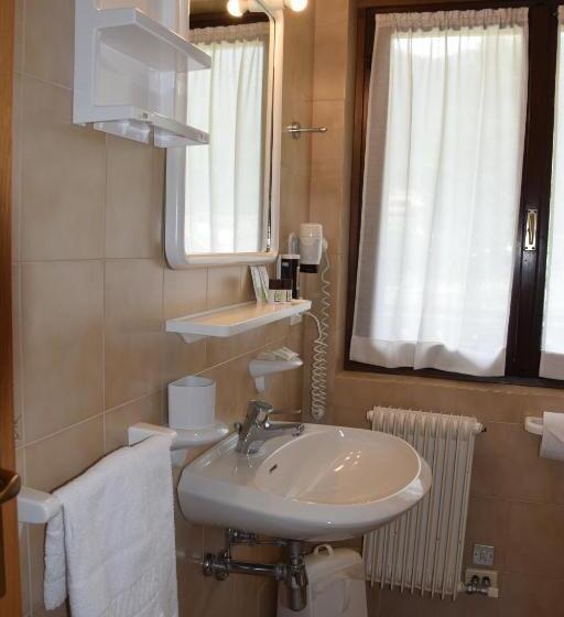 חדר סטנדרט לשלושה, Ferrari