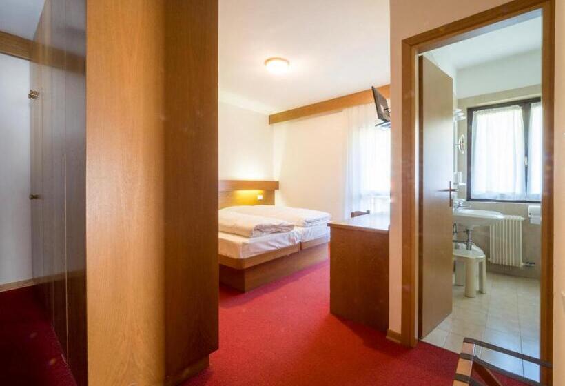 חדר סטנדרט לארבעה, Ferrari