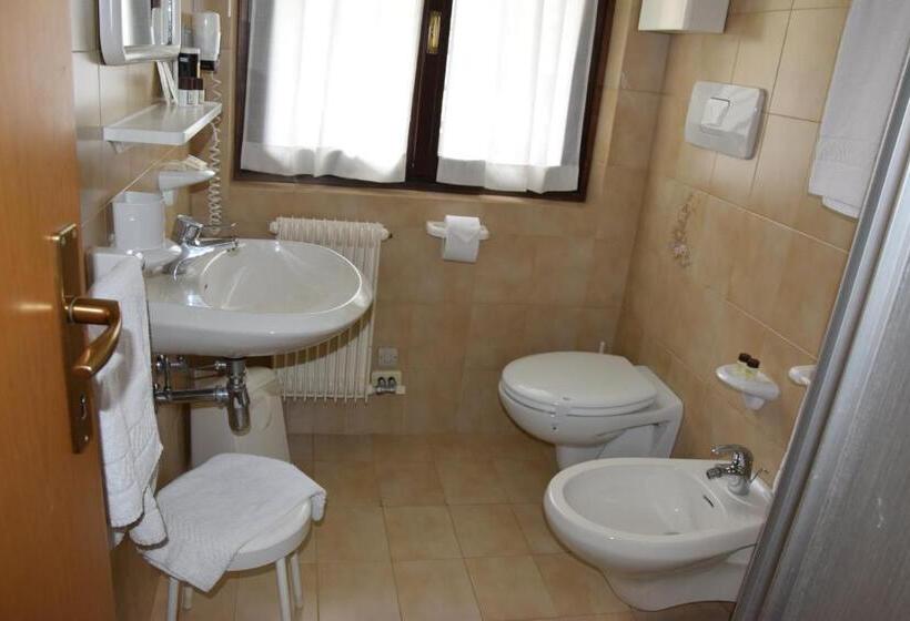 חדר סטנדרט לארבעה, Ferrari