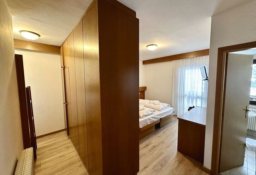 חדר סטנדרט לארבעה, Ferrari