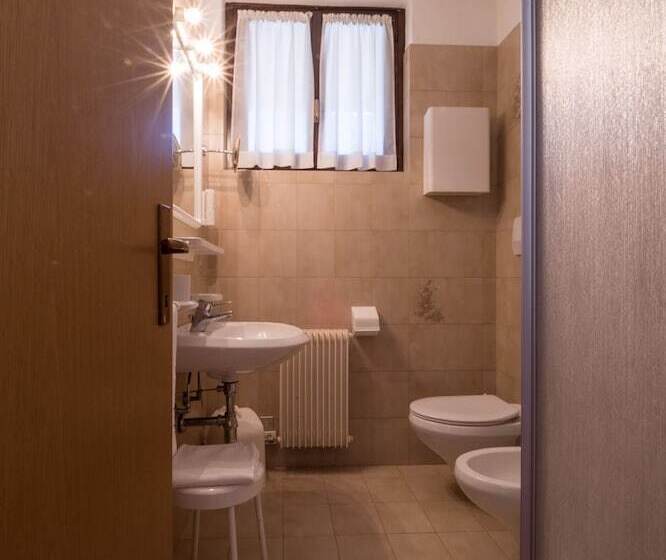 חדר סטנדרט לשלושה, Ferrari