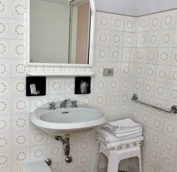 غرفة قياسية مطلّة علي الحديقة, Zanetti