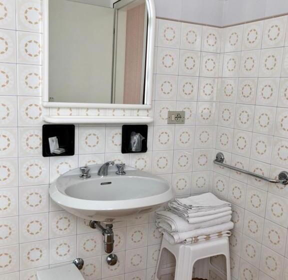 غرفة قياسية مطلّة علي البحيرة, Zanetti