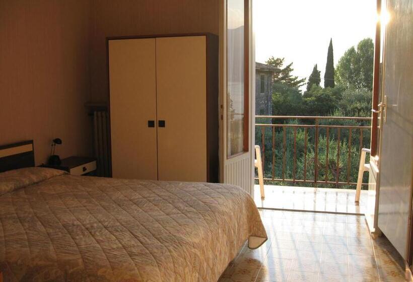 غرفة قياسية مطلّة علي البحيرة, Zanetti