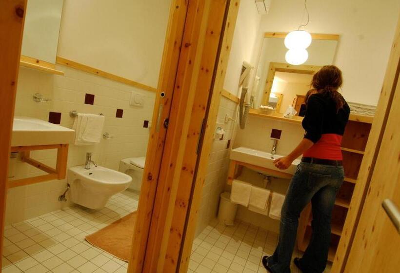 غرفة عائلية مطلّة علي الجبل, Small & Lovely Hotel Zaluna