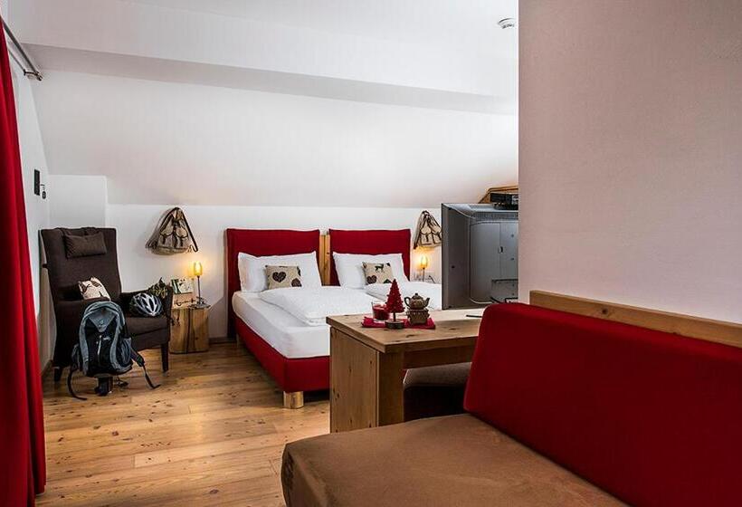 غرفة عائلية مطلّة علي الجبل, Small & Lovely Hotel Zaluna