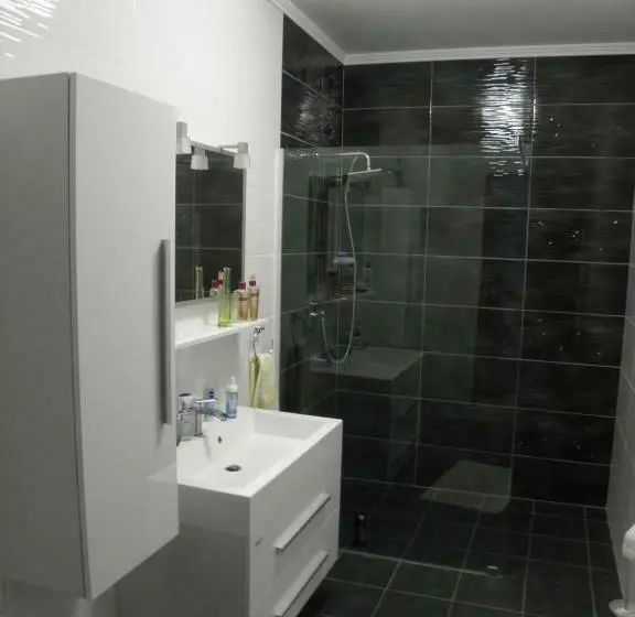اتاق استاندارد سه تخته با سرویس بهداشتی مشترک, Hostel Nina Mostar