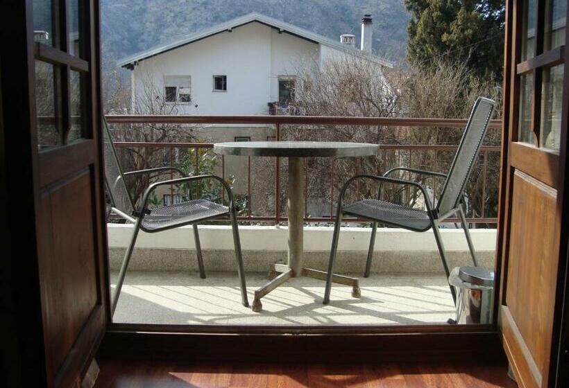 اتاق استاندارد سه تخته با سرویس بهداشتی مشترک, Hostel Nina Mostar