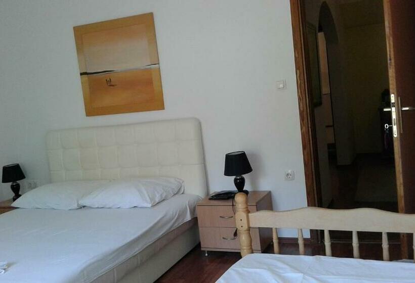 اتاق استاندارد سه تخته با سرویس بهداشتی مشترک, Hostel Nina Mostar