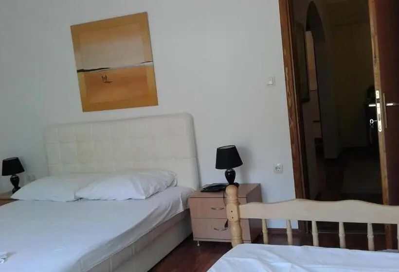 اتاق استاندارد چهارنفره با سرویس بهداشتی مشترک, Hostel Nina Mostar
