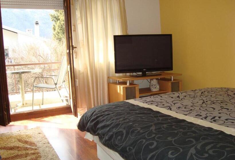 اتاق استاندارد با سرویس بهداشتی مشترک, Hostel Nina Mostar