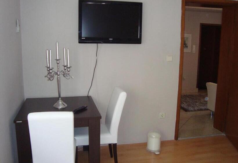 اتاق استاندارد با سرویس بهداشتی مشترک, Hostel Nina Mostar