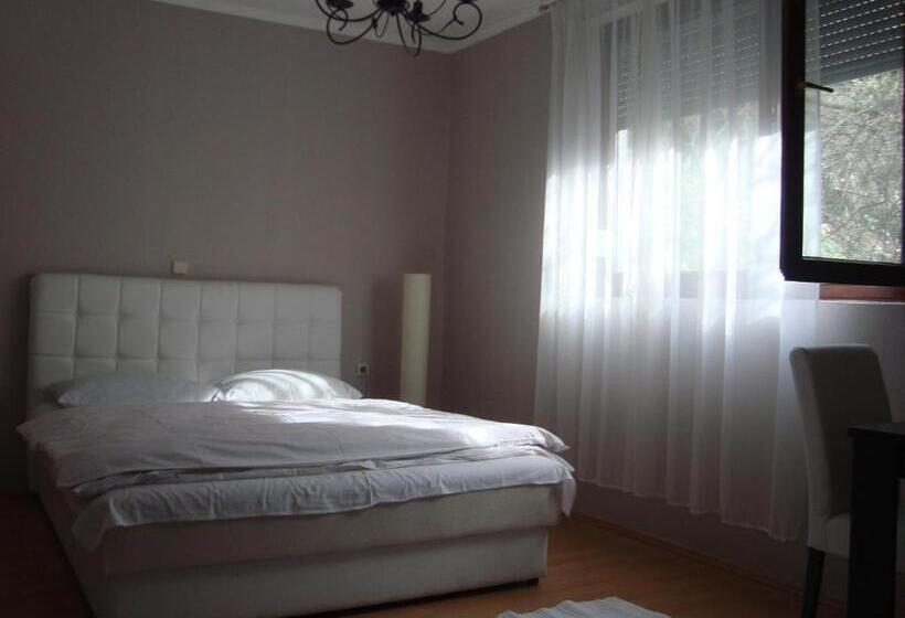 اتاق استاندارد با سرویس بهداشتی مشترک, Hostel Nina Mostar