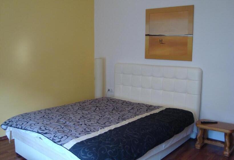 اتاق استاندارد با سرویس بهداشتی مشترک, Hostel Nina Mostar
