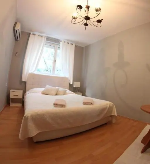 اتاق استاندارد با سرویس بهداشتی مشترک, Hostel Nina Mostar