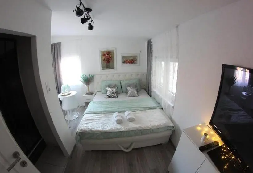 استودیوی لوکس, Hostel Nina Mostar