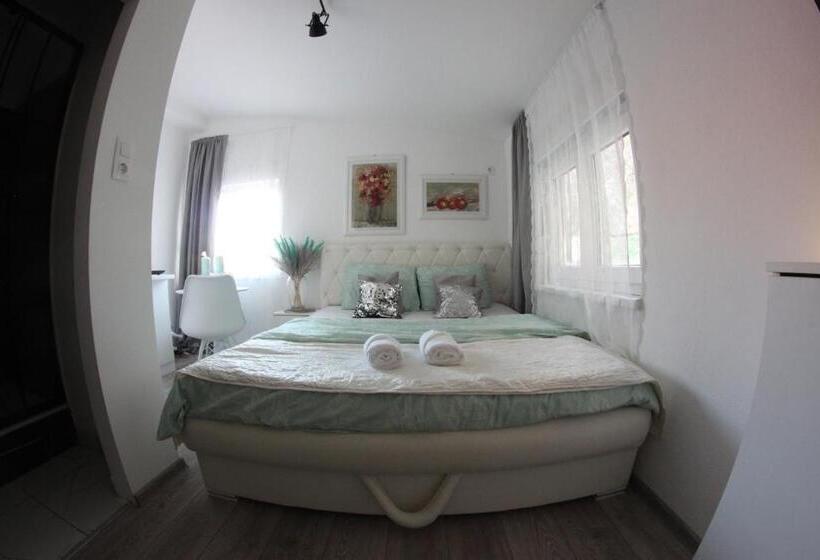 استودیوی لوکس, Hostel Nina Mostar