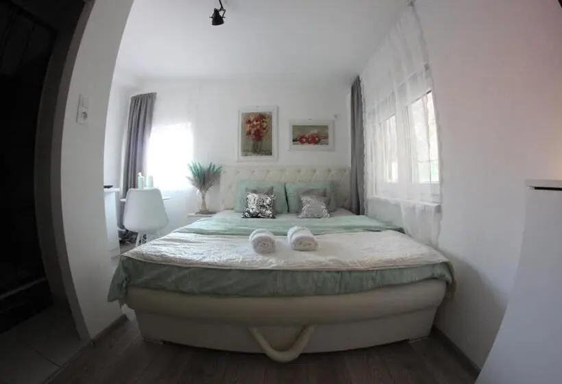 استودیوی لوکس, Hostel Nina Mostar