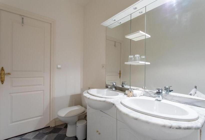 غرفة قياسية, Chateau De Razay