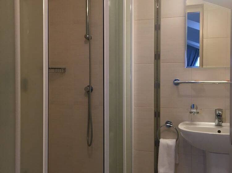 패밀리 룸, Crystal