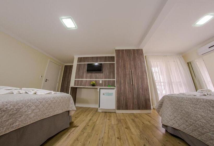 חדר דלוקס לארבעה, Kirst