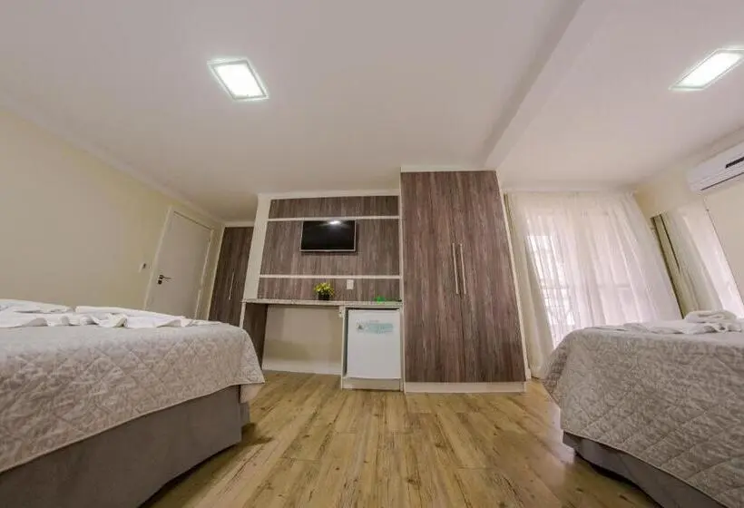 Deluxe Neljän Hengen Huone, Kirst