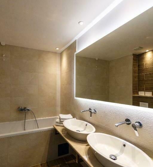 اتاق استاندارد با بالکن, Nar