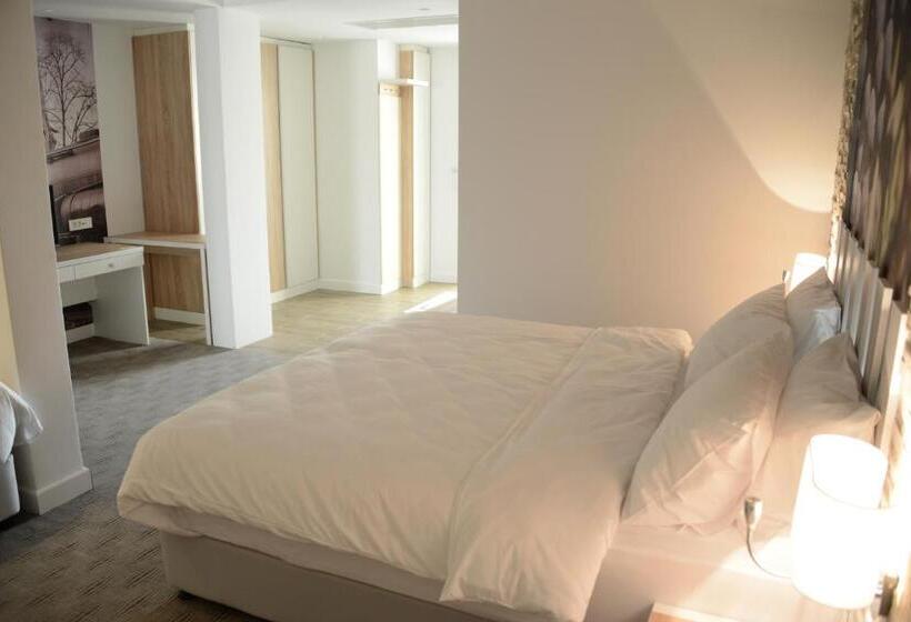 اتاق استاندارد با بالکن, Nar