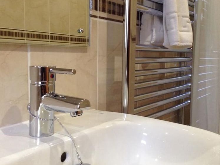 غرفة قياسية, The Crown